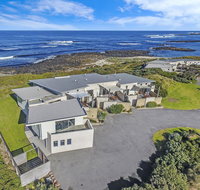 HEARN'S BEACHSIDE VILLA 3 - Accommodation Newcastle