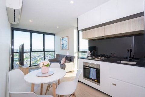 Heart Of Crown By Ready Set Host - Accommodation Newcastle 0