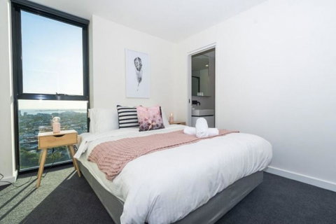 Heart Of Crown By Ready Set Host - Accommodation Newcastle 3