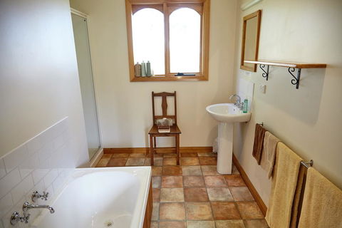 Herons Rise Vineyard Accommodation - Accommodation Newcastle 1