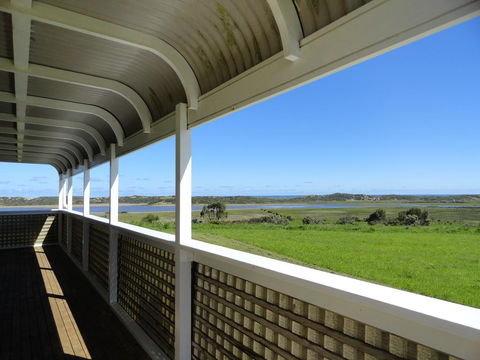 High View Family Cottages - Accommodation Newcastle 0