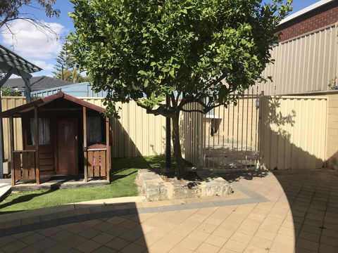 Hillarys Family Holiday Home - Accommodation Newcastle 3