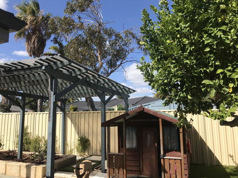 Hillarys Family Holiday Home - Accommodation Newcastle 2