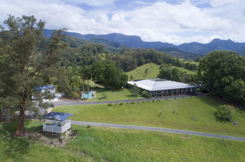 Hillcrest Mountain View Retreat - Accommodation Newcastle 0