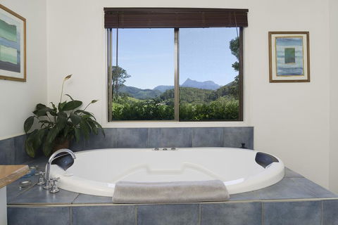 Hillcrest Mountain View Retreat - Accommodation Newcastle 2