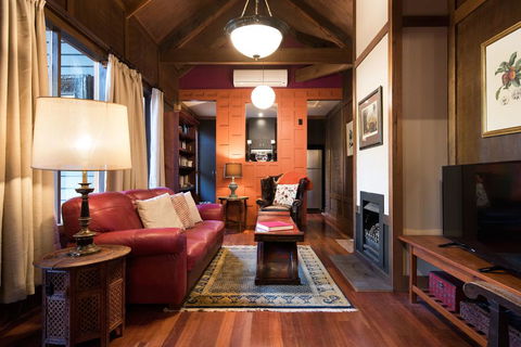 Hills End Camellia - Accommodation Newcastle 2
