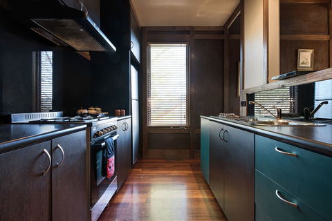 Hills End Iris - Accommodation Newcastle 2