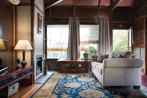 Hills End Iris - Accommodation Newcastle 3