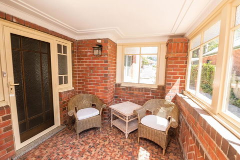 Hillside Cottage  Comfy, Spacious, Walk To CBD & Stannies - Accommodation Newcastle 2