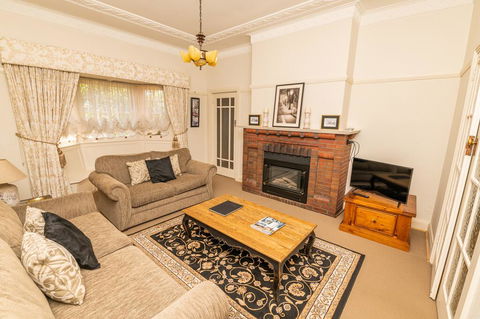 Hillside Cottage  Comfy, Spacious, Walk To CBD & Stannies - Accommodation Newcastle 1