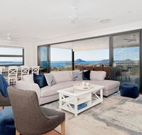 Hilltop Hideaway - Breathtaking views moments to beach - Accommodation Newcastle