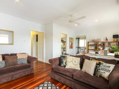 Homely Pembroke On The Park Cottage - Accommodation Newcastle 0