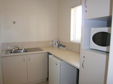 Kellys Motel Oakey - Accommodation Newcastle 2