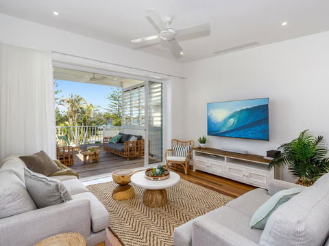 KINGY BEACH HOUSE @ 162 - Accommodation Newcastle 0