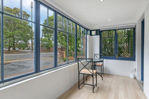 KOZYGURU ARNCLIFFE SYDNEY AIRPORT RENOVATED COTTAGE 3 BED HOUSE NAR232 - Accommodation Newcastle 2