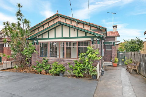 KOZYGURU ARNCLIFFE SYDNEY AIRPORT RENOVATED COTTAGE 3 BED HOUSE NAR232 - Accommodation Newcastle 3