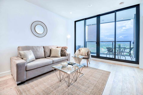 KOZYGURU FORTITUDE VALLEY HIGH LEVEL 2 BED APT + FREE PARKING QFV179-2612 - Accommodation Newcastle 0