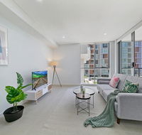 KOZYGURU MASCOT WALK TO STATION MODERN DESIGNER 2 BED APT FREE PARKING NMA260-312 - Accommodation Newcastle