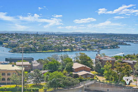 KOZYGURU THE ROCKS HARBOUR BRIDGE VIEW 1 BED APT SWIMMING POOL NTR098 - Accommodation Newcastle 2