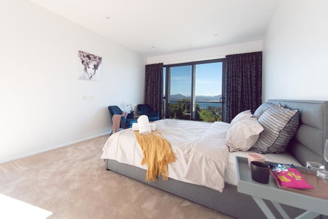 La Vie Luxury Bay View - Accommodation Newcastle 0