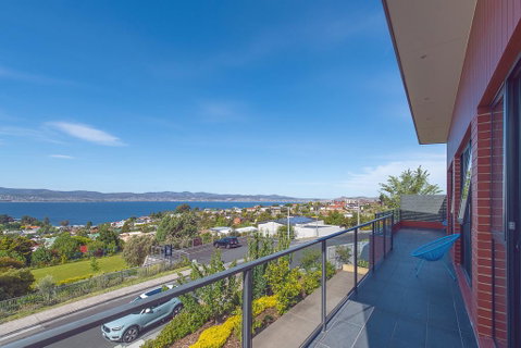 La Vie Luxury Bay View - Accommodation Newcastle 1