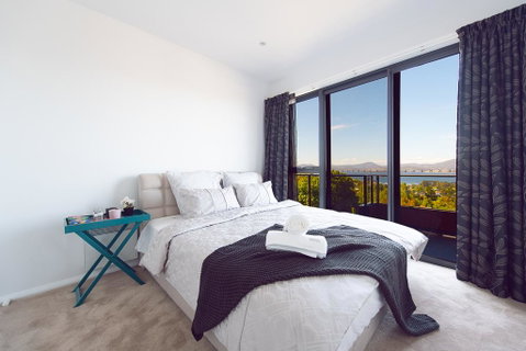 La Vie Luxury Bay View - Accommodation Newcastle 3