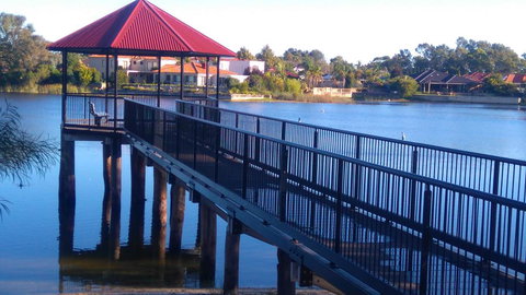 Lake Estate Stay - Accommodation Newcastle 2