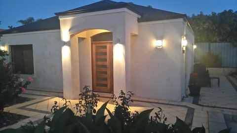 Lake Estate Stay - Accommodation Newcastle 1