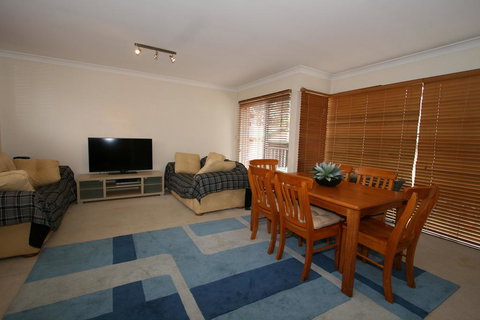 Lakeside 3/37 Cobbon Crescent - Accommodation Newcastle 0