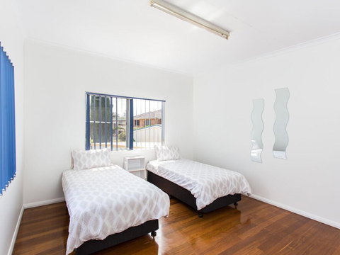 Lakeside Retreat - Accommodation Newcastle 1