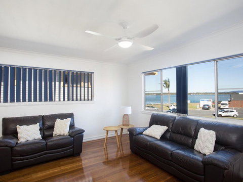 Lakeside Retreat - Accommodation Newcastle 0