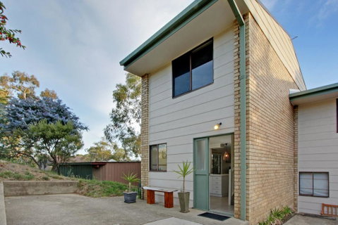 Lakeside Townhouse - Accommodation Newcastle 0