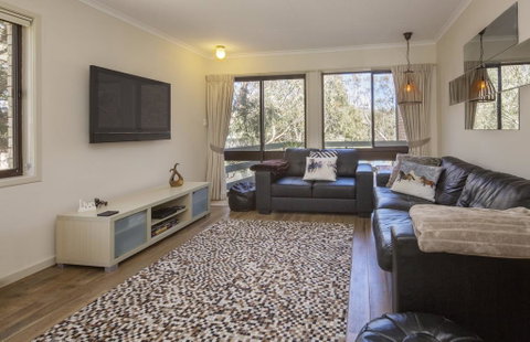 Lakeside Townhouse - Accommodation Newcastle 2