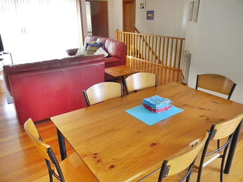 LAKESIDE2 - Accommodation Newcastle 3