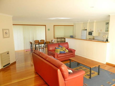 LAKESIDE2 - Accommodation Newcastle 2