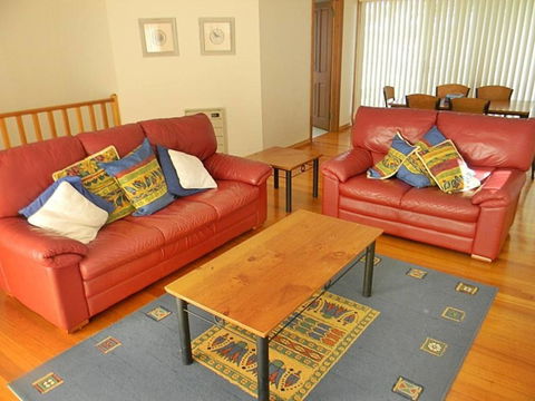 LAKESIDE2 - Accommodation Newcastle 1