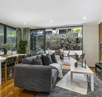 Large unit amid inner-city greenery close to CBD - Accommodation Newcastle