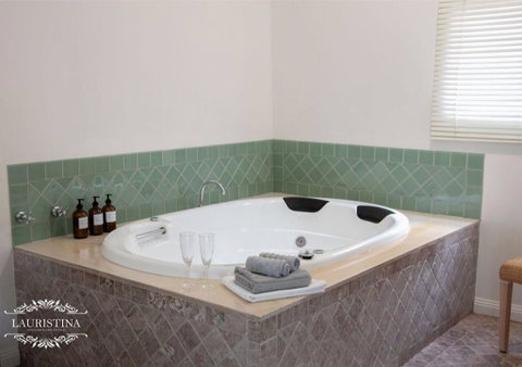 Lauristina Spa Cottage - Accommodation Newcastle 2