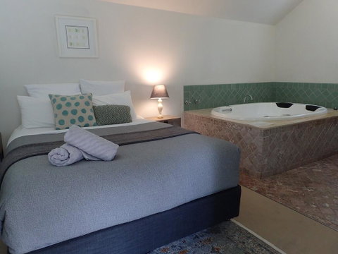 Lauristina Spa Cottage - Accommodation Newcastle 0