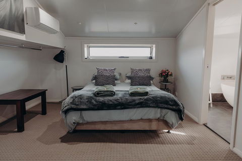 Lazy River Estate Boat House Villa - Accommodation Newcastle 1