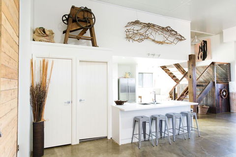 Lazy River Estate Boat House Villa - Accommodation Newcastle 2