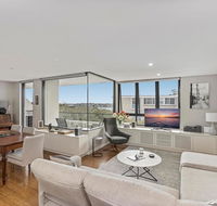 Light filled apartment with sweeping harbour views - Accommodation Newcastle