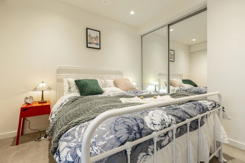 LUXURIOUS RIVERSIDE RESORT STYLE APARTMENTPOOLSPAGYMROOFTOP WITH CITY VIEWS - Accommodation Newcastle 1