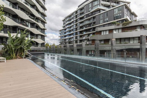 LUXURIOUS RIVERSIDE RESORT STYLE APARTMENTPOOLSPAGYMROOFTOP WITH CITY VIEWS - Accommodation Newcastle 2