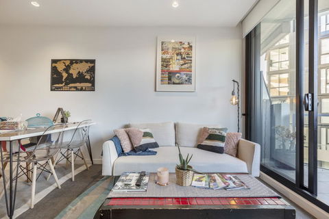 LUXURIOUS RIVERSIDE RESORT STYLE APARTMENTPOOLSPAGYMROOFTOP WITH CITY VIEWS - Accommodation Newcastle 0