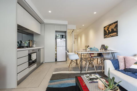 LUXURIOUS RIVERSIDE RESORT STYLE APARTMENTPOOLSPAGYMROOFTOP WITH CITY VIEWS - Accommodation Newcastle 3
