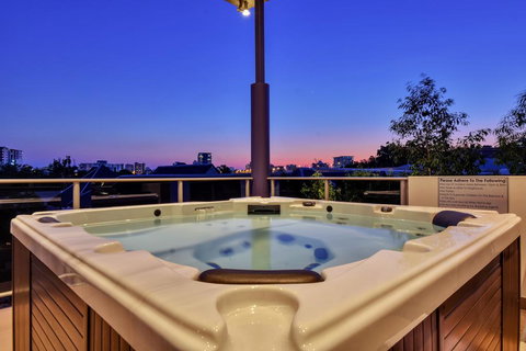 Luxury Darwin City Lights Jacuzzi Central Location Large House New Furnishings - Accommodation Newcastle 3