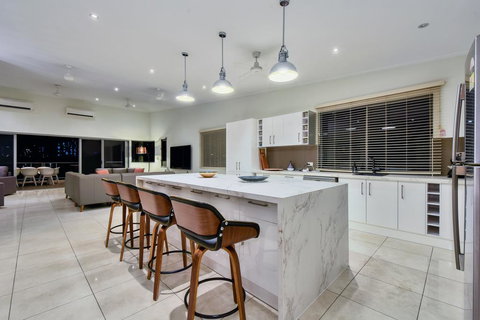 Luxury Darwin City Lights Jacuzzi Central Location Large House New Furnishings - Accommodation Newcastle 2