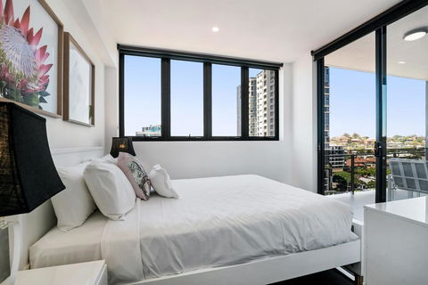Luxury Living With Panoramic Views - Accommodation Newcastle 3