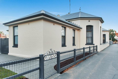 Luxury On The Esplanade - Accommodation Newcastle 0